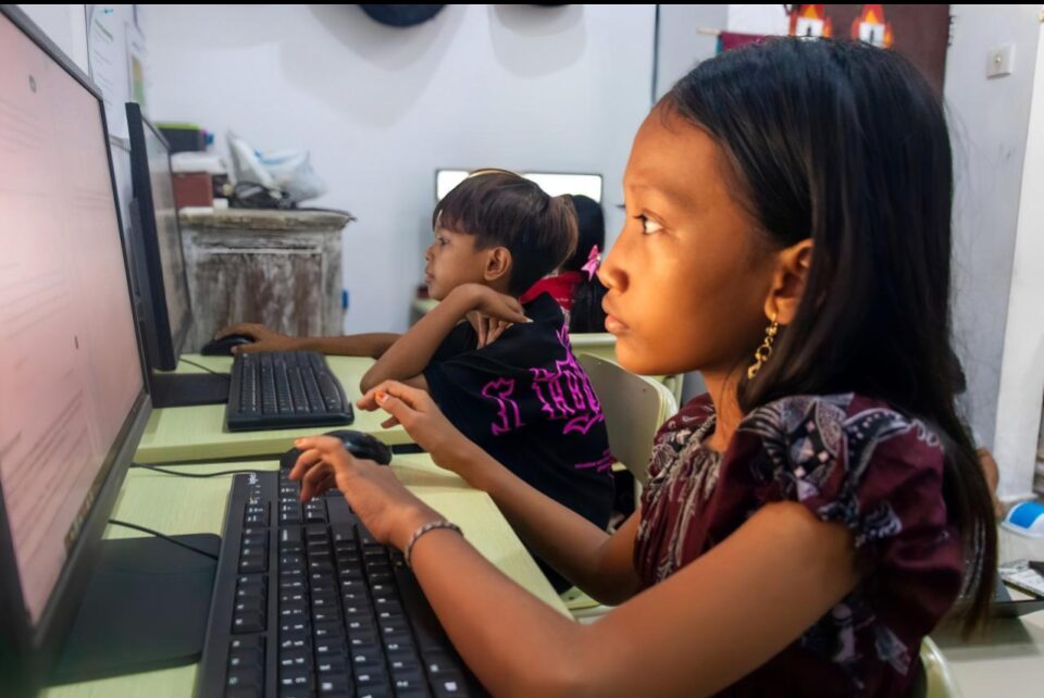 Kids in the computer class at Akademi Kristus